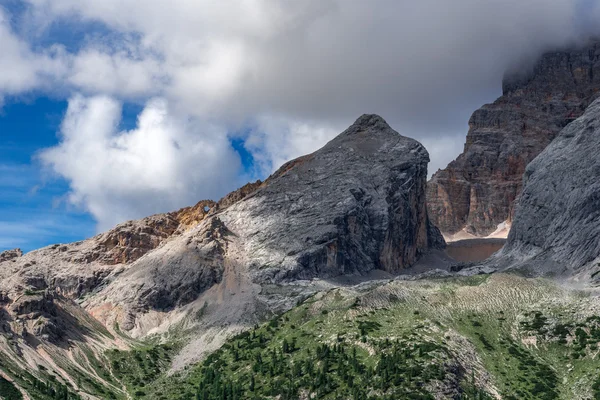 Dağlarda güzel vadi