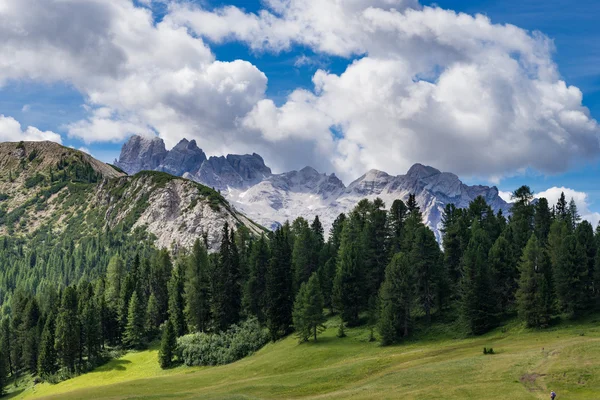 Belle vallée dans les montagnes — Photo