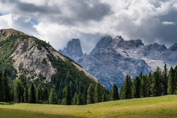 Belle vallée dans les montagnes — Photo