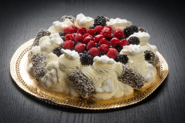 Pavlova kek taze çilek ile