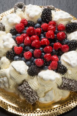 Pavlova kek taze çilek ile