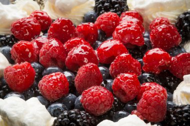 Pavlova kek taze çilek ile