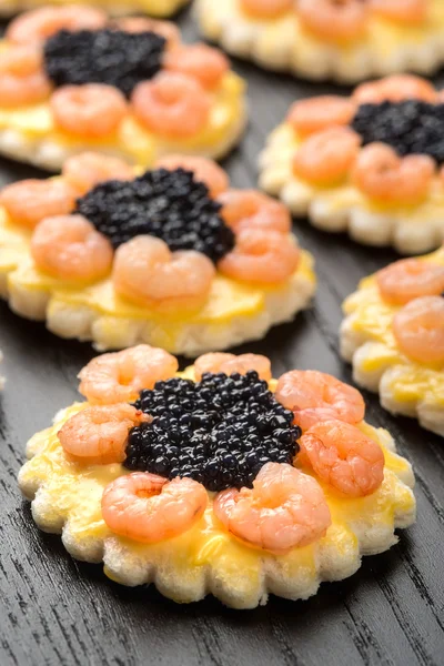 Canapés com camarões e caviar — Fotografia de Stock