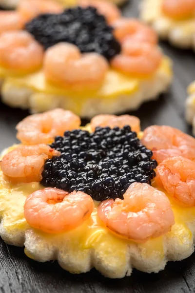 Canapés com camarões e caviar — Fotografia de Stock