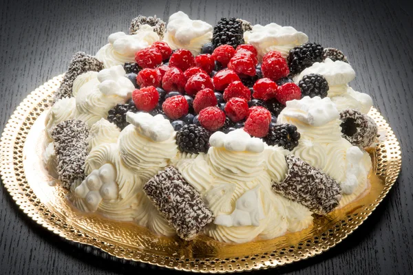 Pavlova Kuchen mit frischen Beeren — Stockfoto