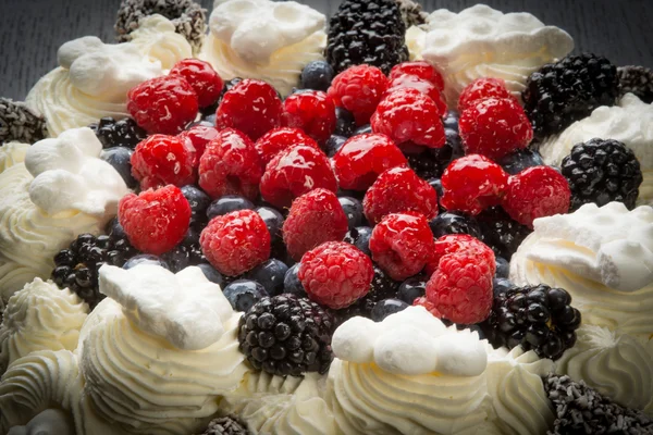 Pavlova Kuchen mit frischen Beeren — Stockfoto