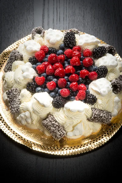 Pavlova Kuchen mit frischen Beeren — Stockfoto