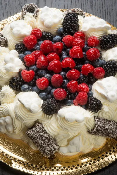 Pavlova Kuchen mit frischen Beeren — Stockfoto