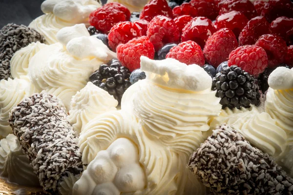 Pavlova Kuchen mit frischen Beeren — Stockfoto