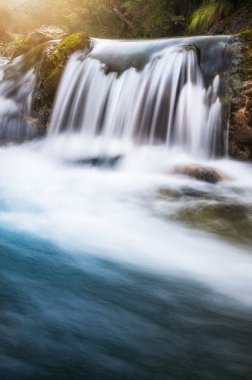 Nehri üzerinde güzel şelale
