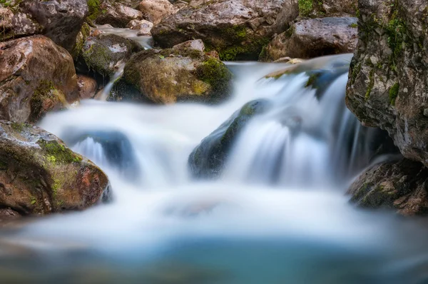 Bella cascata sul fiume — Foto Stock