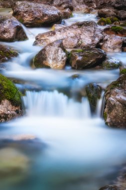 Nehri üzerinde güzel şelale