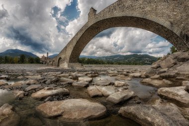 bir nehir üzerinde eski taş köprü