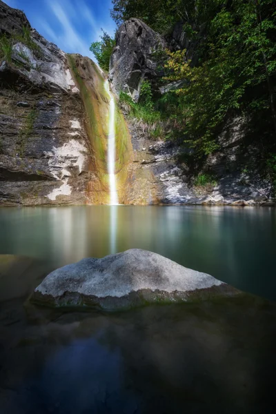 Schöner Wasserfall am Fluss — Stockfoto