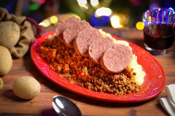 Christmas Dinner Boiled Potatoes Lentils Meat Red Plate — Stock Photo, Image