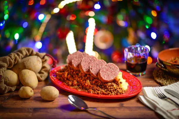 Cena Natale Con Patate Bollite Lenticchie Carne Sul Piatto Rosso — Foto Stock
