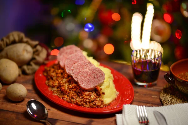 Karácsonyi Vacsora Főtt Burgonyával Lencsével Hússal Piros Tányéron — Stock Fotó