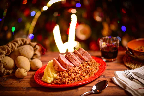 Julbord Med Kokt Potatis Linser Och Kött Den Röda Tallriken — Stockfoto