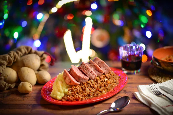 Cena Natale Con Patate Bollite Lenticchie Carne Sul Piatto Rosso — Foto Stock