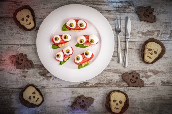 チーズと野菜でできた面白い顔ハロウィンの食べ物 — ストック写真