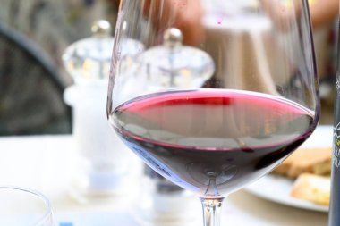 şarap kadehleri ve kırmızı ve beyaz renkli bardaklar