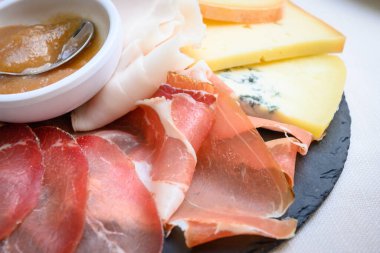 Peynirli jambon ve jambon.