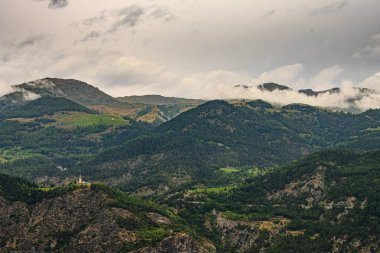 Dağlı ve bulutlu dağ manzarası
