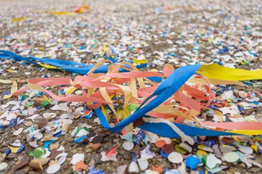 Güneşli bir günde renkli kağıt kurdele yığını