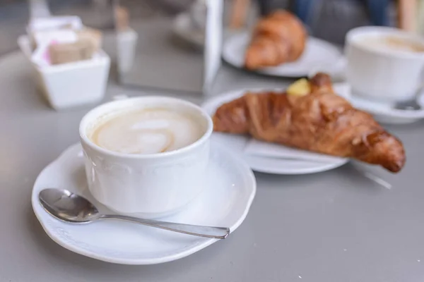 Café Manhã Com Croissant Café Mesa — Fotografia de Stock