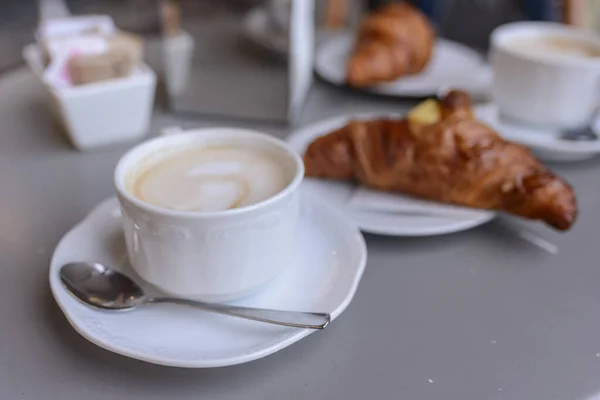 Desayuno Con Café Croissant Sobre Mesa Blanca —  Fotos de Stock