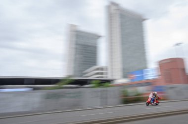 Şehirde mobiletten kurtulan çift, bulanık görüş 