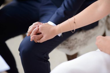 Damat ve gelin el ele tutuşmuş, kırpılmış atış