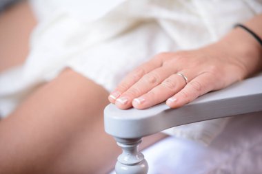 Gelin eli alyanslı, yakın çekim.