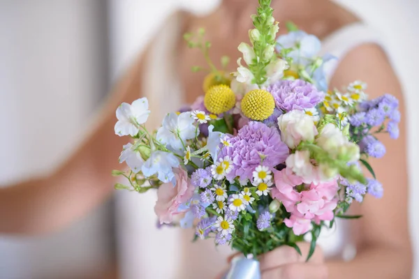 Abgeschnittene Aufnahme Der Braut Mit Blumenstrauß — Stockfoto