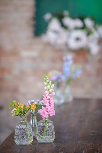Divoké Květiny Mini Vázy Dřevěném Povrchu Stolu — Stock fotografie