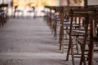 Tahta sandalyeler düğün töreni için hazır.