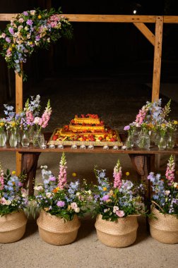 Meyve ve meyveli lezzetli düğün pastası.