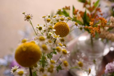 düğün için çeşitli yabani çiçek süslemeleri