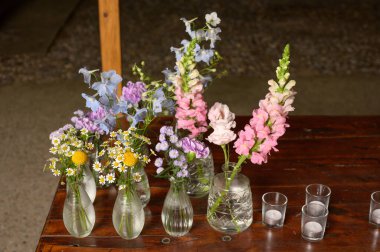 düğün için çeşitli yabani çiçek süslemeleri