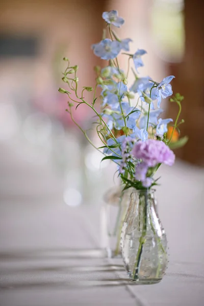 Schöner Blumenstrauß Glasvase Auf Dem Tisch — Stockfoto