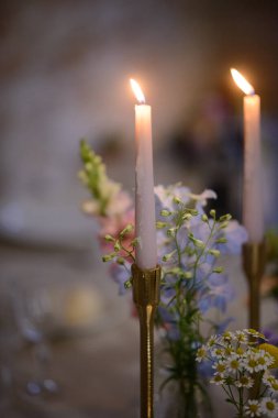 Mumları yaktı karınca çiçekleri süsledi.