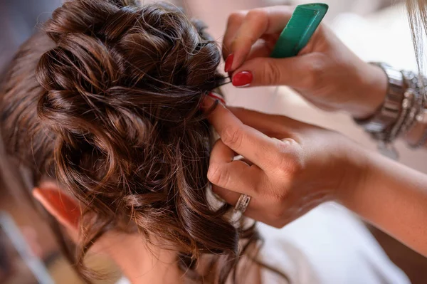 Hairdresser Making Hairstyle Clips Close Shot — Stock Photo, Image