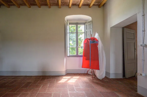 Intérieur Chambre Vide Avec Cintre Vêtements Par Fenêtre — Photo