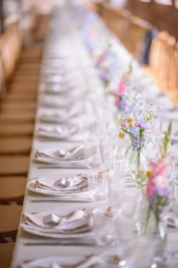 Tabakları ve çiçekleri servis edilen güzel bir düğün masası.