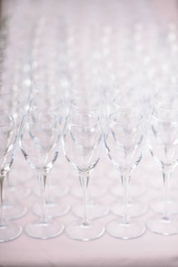 Boş şampanya kadehleri masanın üzerinde.