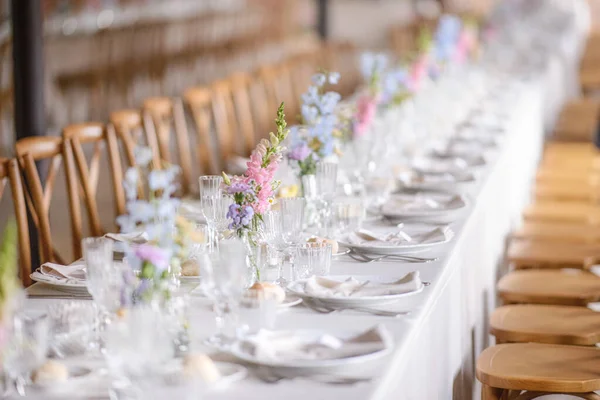 Vackert Bröllopsbord Med Rätter Och Blommor Som Serverar — Stockfoto