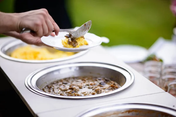 Mãos Colocando Comida Prato Panelas Catering — Fotografia de Stock