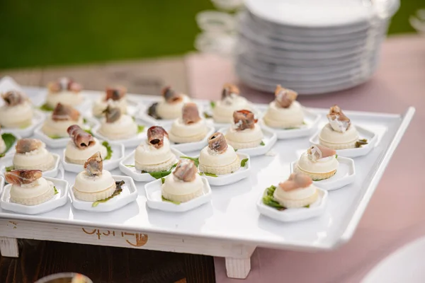 Porciones Pequeñas Aperitivos Servidos Mesa Catering —  Fotos de Stock