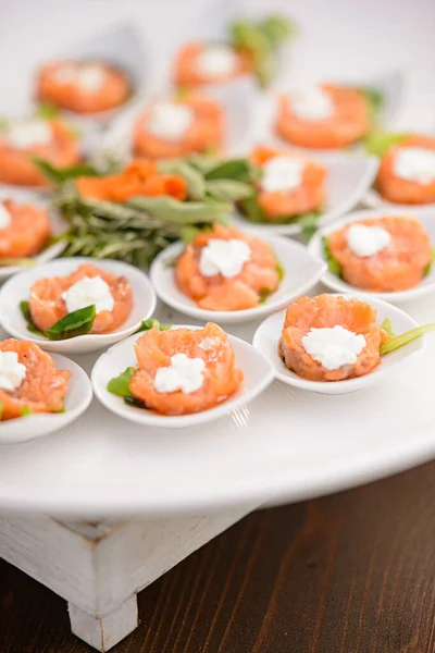 Kleine Portionen Vorspeisen Auf Catering Tisch Serviert — Stockfoto