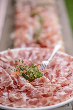 Prosciutto aperatifleri yemek masasında.